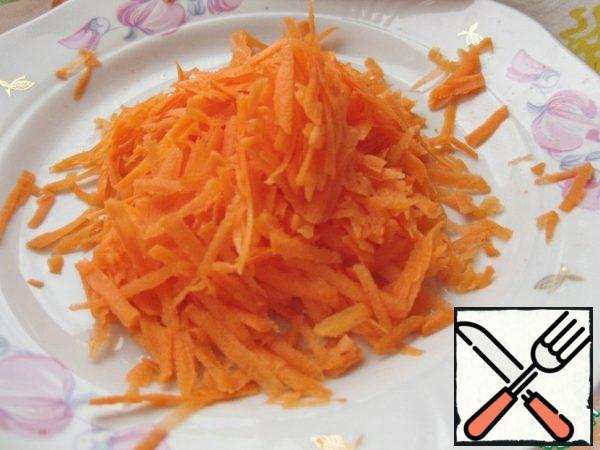 Peel and grate the carrots.