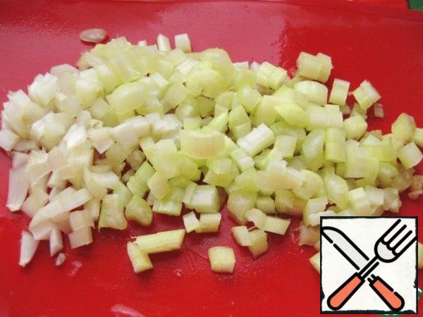 Wash the celery stalks and cut into small pieces.