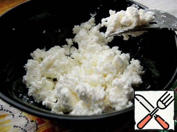 To make the dressing. Grind cottage cheese with a fork. Add sour cream and lemon juice and mix thoroughly.