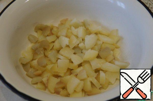 Boil potatoes and eggs and peel. Cut into thin slices potatoes, eggs and pickles.
Put the potatoes in a bowl.