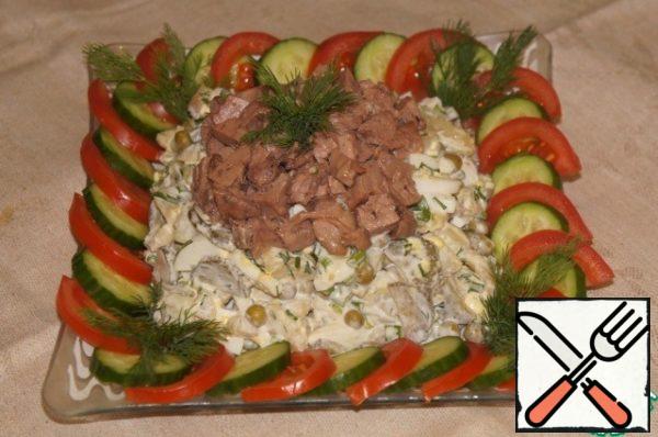Put the salad in the center of a flat plate. Liver ottsedit from butter, cut into small cubes and posting from above salad. Fresh cucumber cut into thin slices, tomato-semicircles, put around the salad, alternating.