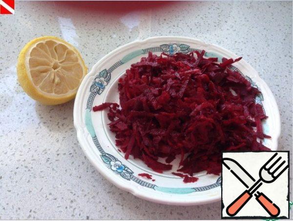 Beets (raw, better to take sweet varieties) wash, peel and grate on a coarse grater, pour juice of half a lemon and leave for 15 minutes. Gently squeeze the juice to drain.