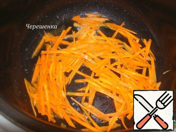 After 2 minutes, when the butter melts, add the carrots, fry it for 3 minutes.