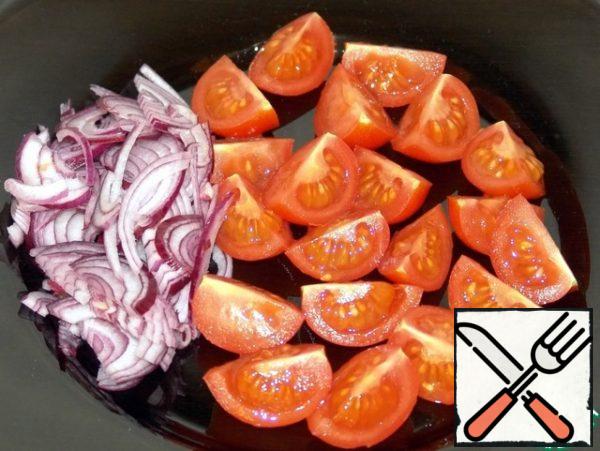 Cut tomatoes into quarters, onions into half rings.

