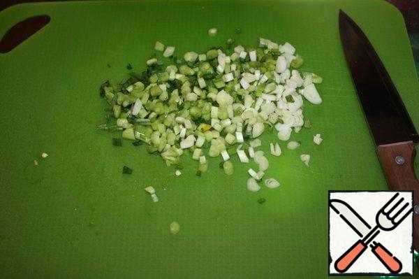 Chop the green onions.
