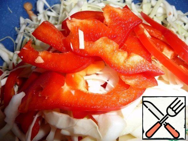 Pepper cut into thin slices.
