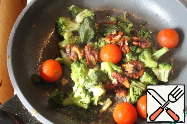 Add mint and cherry tomatoes. Warm everything up under the lid for about 10 minutes.
