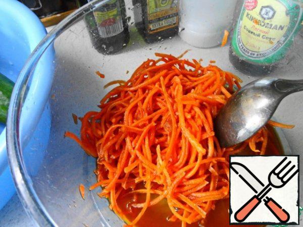 Carrots shinkuem on a Korean grater, add soy sauce, vinegar and leave to marinate for 15 minutes.