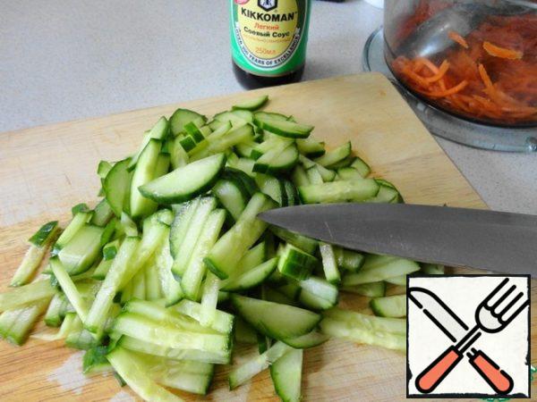 Cut the cucumber into large strips.
