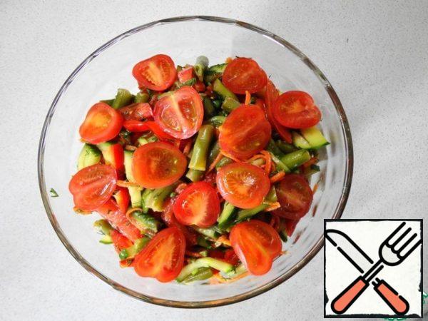 Cover the bowl with a lid and remove the salad in the refrigerator for half an hour to soak. After that, spread in a salad bowl, decorate cut into slices of cherry tomatoes and serve.