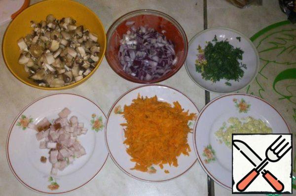 While the potatoes are cooking, we are engaged in frying: finely chop everything, grate the carrots on a coarse grater.
