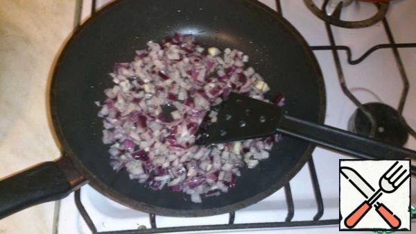 Pour the oil into the pan and fry the onion until transparent.