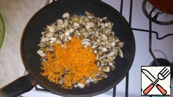 Next comes the carrots with the mushrooms, and simmer for 10 minutes.