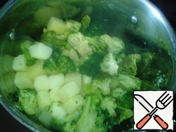 The first thing we throw in boiling salted water potatoes, and cook for 7 minutes (look at the situation - it all depends on the variety of potatoes). Then send the potatoes to broccoli, and cook for another 10 minutes. Broccoli, the main thing - do not digest, otherwise spoil the color, and kill all the vitamins.