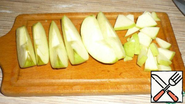 Peel the Apple. Can be to lift the skin, if hard.
Cut into slices.