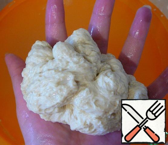 Then we begin to wash our dough. Knead, it as a fabric until the starch move out of the water and in our hands will not remain on the ground, like a sponge. It is best to "wash" the dough by placing it in a colander. If the ground was falling apart, "break" them in a clump, tightly compressed, "knead".
