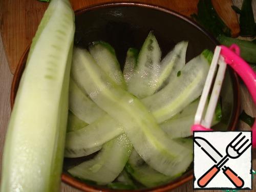 You can just crumble everything, but I served in small domes of cucumber. With a vegetable peeler remove the "ribbons" from cucumber. When we reach the seeds, turn the cucumber and again remove the "ribbons". A bowl greased with vegetable oil. Put it in the cucumber "ribbons". The remaining cucumber cut into cubes.