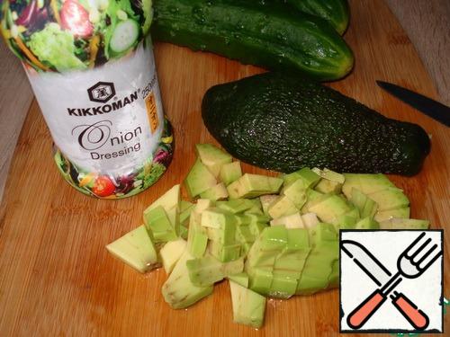 Avocado clean, remove the bone and cut, sprinkle with lemon juice.