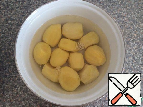 At this time, we will do the potatoes: peel, wash, fill with water and put on the stove. In the photo, I have a double portion, since I left half for another dish.

