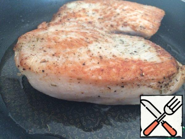 It is important here that the middle of the steak becomes white, that is, there are no raw pink places outside. Simply so.
