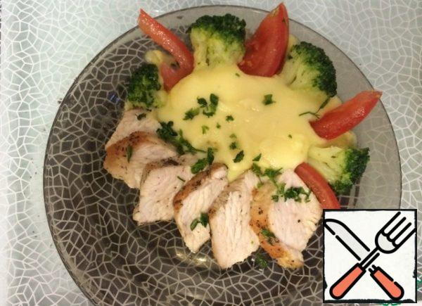 You can also boil the broccoli, chop the tomatoes and put them on a plate. I did it last time. Enjoy your meal!