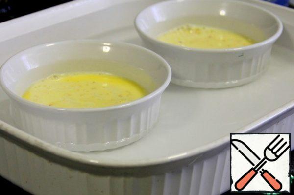 Then the form of the cream is placed in another form, larger and pour hot water into it so that it was at the level of pudding. Bake in the preheated oven for 25-30 minutes at a temperature of 175*С. When the pudding is lightly set, remove from oven and give a little bit to cool down.