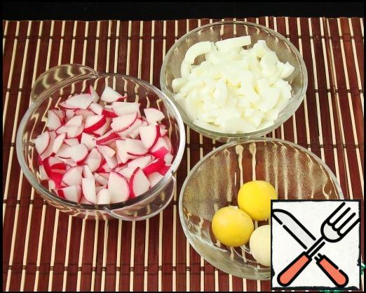 Wash radish and cut.
Proteins are separated from the yolks and cut into strips.