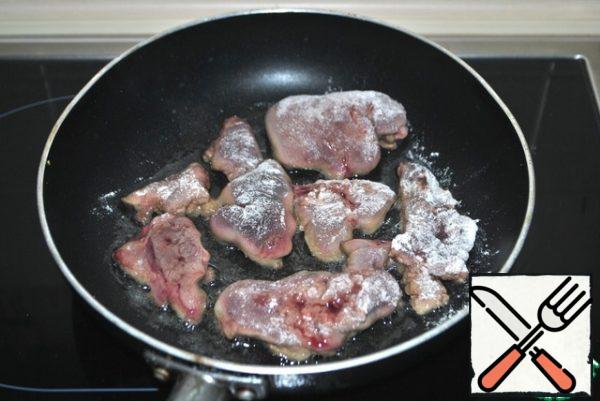 My liver, dry with a napkin, roll in flour. Fry on both sides. Pour 30-50 ml of water into the pan, cover and simmer the liver until the water evaporates.
Boil the eggs.