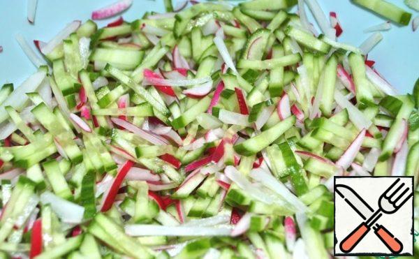 Cut radishes and cucumbers into strips and mix them.

