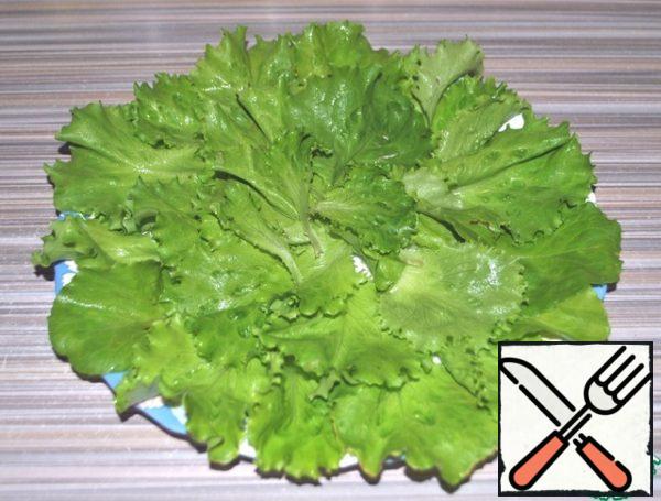 We begin to collect the salad.
Put the lettuce leaves on the dish.