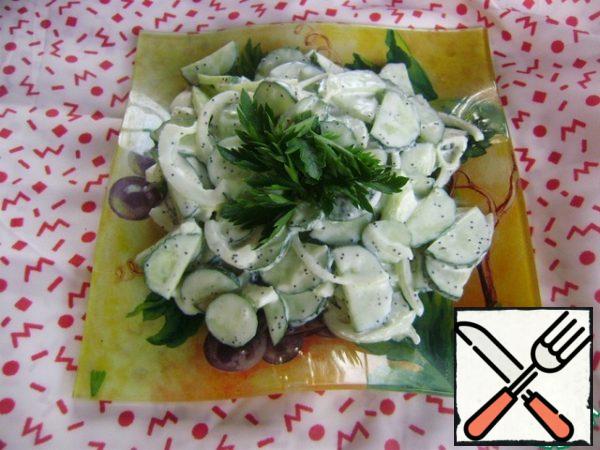 The salad is ready. Optionally, you can decorate with greenery.
