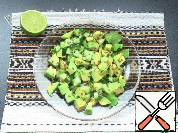 In a bowl with your hands tear the lettuce, add the diced avocado and cucumber, mix well.
All season with 1 lime juice + 3-4 tablespoons soy sauce and sprinkle with flax seeds.
All our light, healthy and delicious salad is ready.