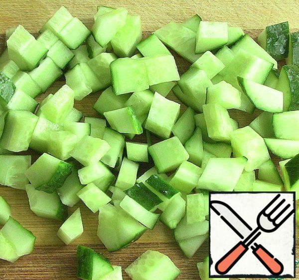 Cucumbers wash and cut into cubes.