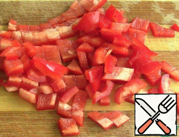 Cut the pepper pods in half, remove the core with the seeds, wash and cut into cubes.
Pick lettuce leaves (to taste) with your hands.
Peel the avocado and cut into cubes.