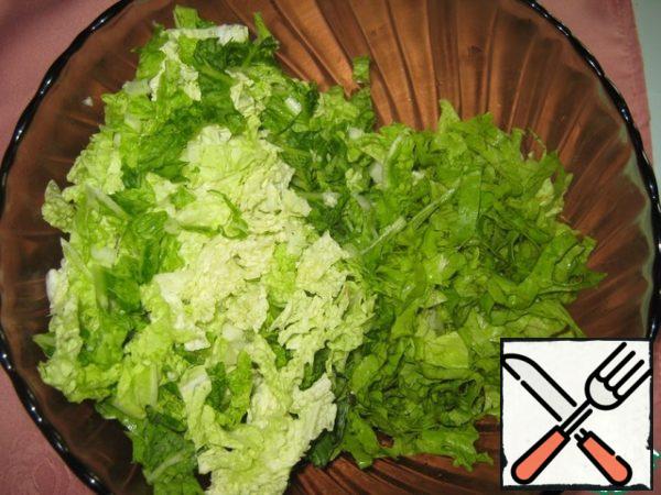 Chop the Chinese cabbage and lettuce.