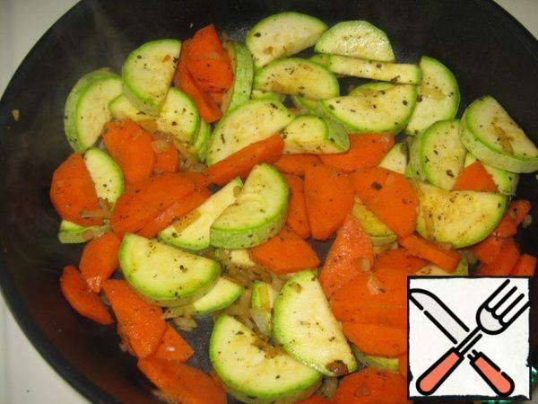 In a hot frying pan (grease with vegetable oil), fry the finely chopped onion first, then the carrots and zucchini, add a little salt and pepper, add dried basil. Vegetables should remain crispy, cool down.
