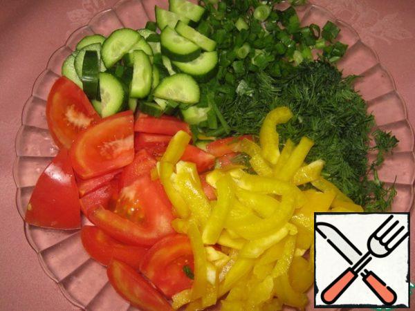 While the fried vegetables cool down, cut the other components of the salad. Tomato and cucumber-slices, pepper-straws, green onions and dill chop.