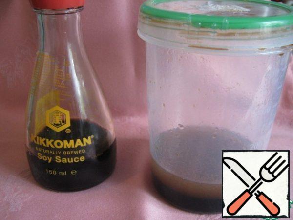 Prepare the salad dressing: mix vegetable oil, soy sauce and lemon juice.
