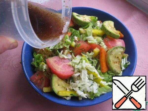 Pour the salad dressing. Can not be added to the salad, and take along a picnic finished dressing and then watered.