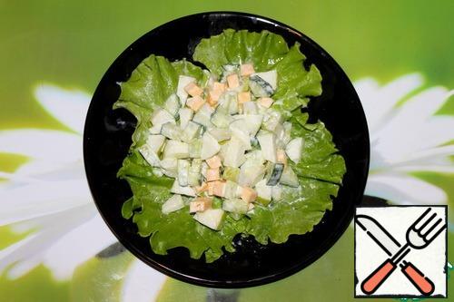 Put the salad on the leaves.