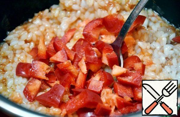 After 10 minutes, put the diced pepper in the pan.

