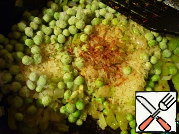 Add rice, green peas and spices to the fried vegetables. A little salt. Pour the broth. Simmer for 10 minutes
The broth for paella should be delicious! Simmer this broth, which then would have to cook the soup!