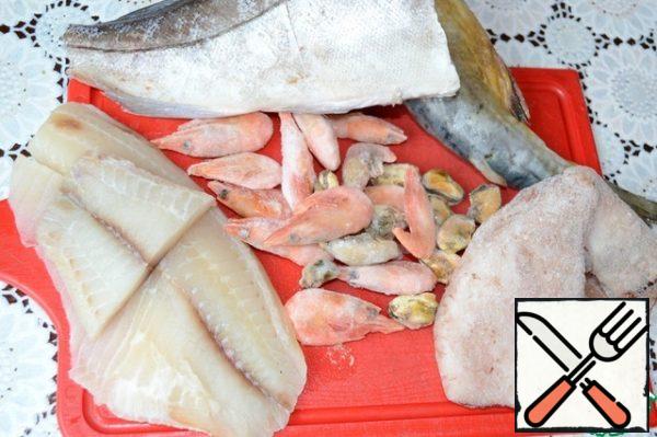 At home, for Bouillabaisse, you can use almost any fish that is currently available, but the key point is the combination of at least 4-5 species of fish must be observed. For Bouillabaisse I took 6 types of fish and seafood: squid, shrimp, mussels, pink salmon, tilapia and cod.