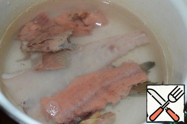 First of all, you should prepare the broth, which will serve as the basis for the future soup. For this broth will be useful tails, heads, bones, fins of those fish that go for the preparation of Bouillabaisse. They fill with water and put on to cook. After they are cooked, they can be thrown away.