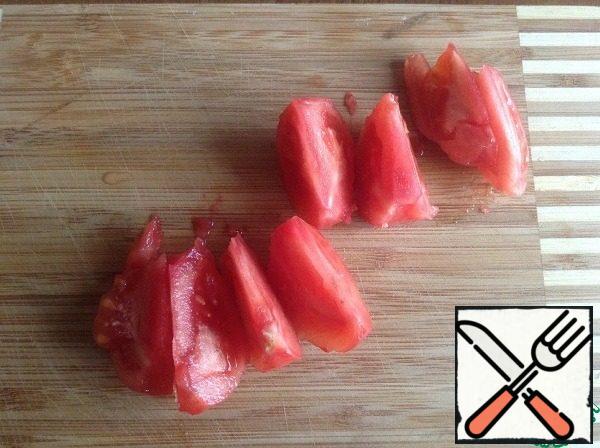 Meanwhile, scald 2 tomatoes with boiling water and remove the skin.
Leave one tomato (we will need it after),
and cut the second into slices.