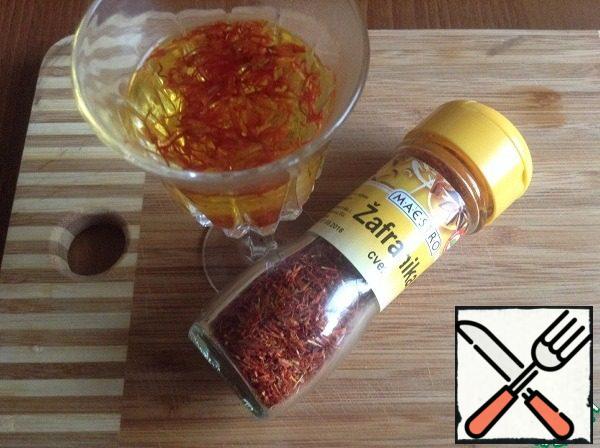 Meanwhile, pour boiling water over the saffron, let it brew.
