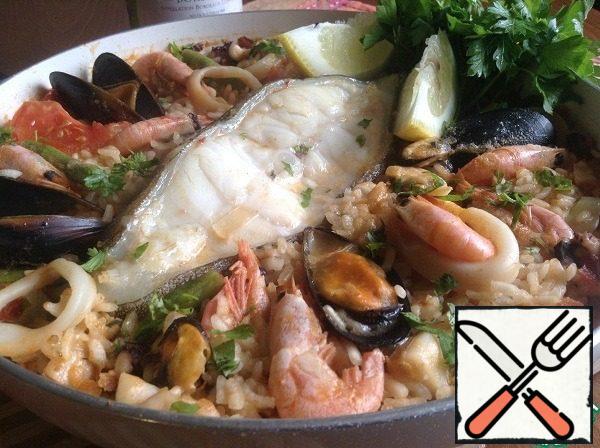 The paella is ready, serve immediately.
We put a lemon next to it - everyone will pour it to their taste and, of course, pour a glass of cold white wine.
Well, what can I tell you about this dish? - yummy!
Oddly enough, a very light dish, leaves no weight, you can safely eat it at dinner.