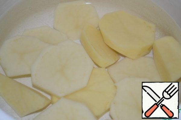 Peel, chop and cook the potatoes in a separate pan. Once cooked, drain the water, mash.