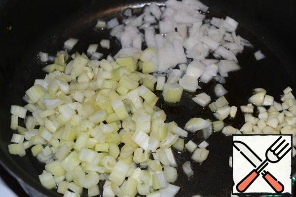 Before cooking, vegetables in bouillabaisse must be pre-fried. Fry the onion, garlic and celery in olive oil.
