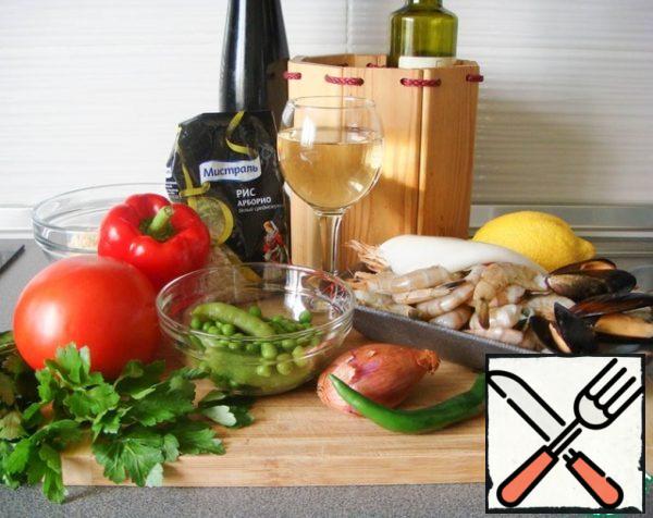 Prepare the products.
Traditionally, paella comes with seafood, meat products, both together, or vegetarian. I chose seafood paella. Of course, it is best to cook from fresh, even the freshest, seafood, but if this is not possible, and you want paella, seafood should be thawed in the refrigerator beforehand. It is desirable that they are not boiled ice cream and are not part of a cocktail of boiled ice cream. Since seafood has different cooking times, even ice cream, they should be bought separately.